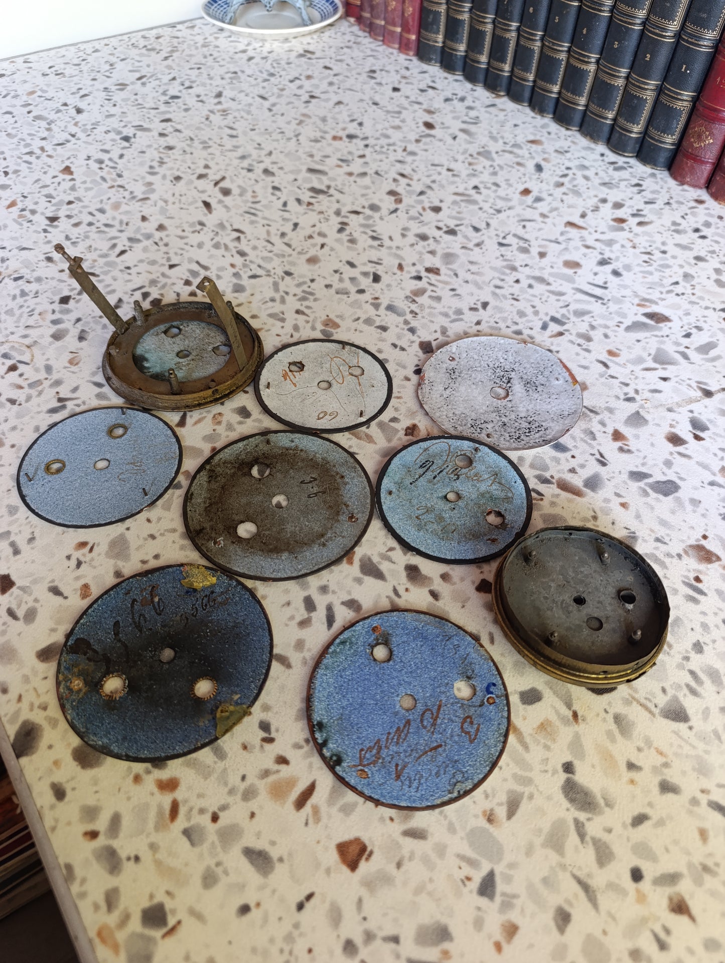Lot de 9 cadrans anciens de pendule et d’horloge à restaurer – Émail et laiton – Ø 9 à 10,5 cm