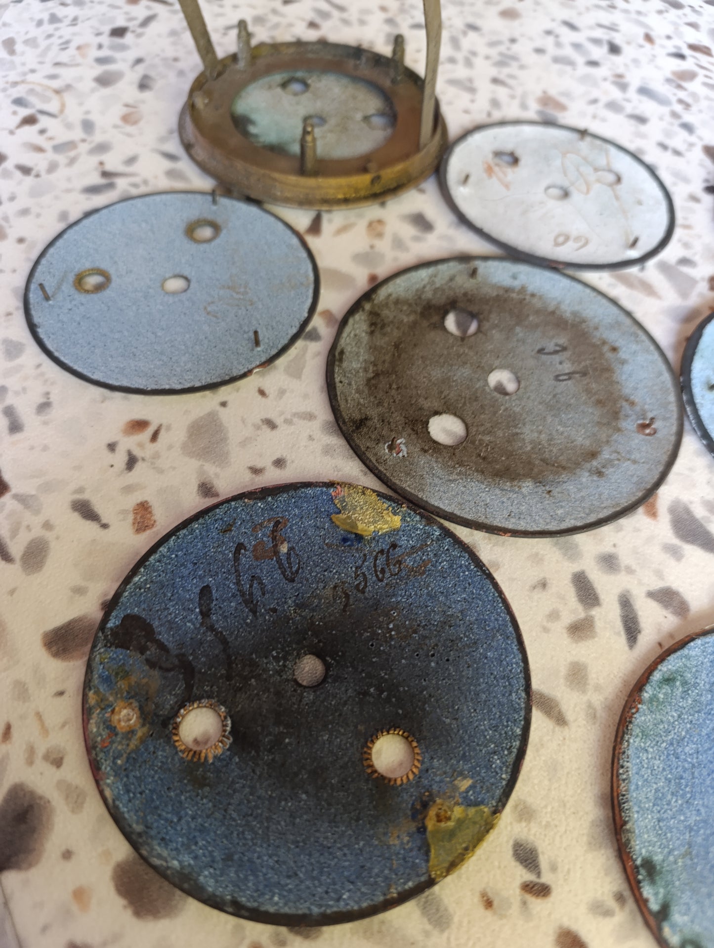 Lot de 9 cadrans anciens de pendule et d’horloge à restaurer – Émail et laiton – Ø 9 à 10,5 cm