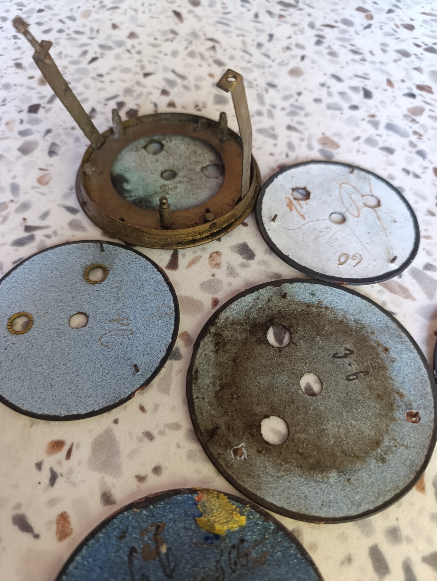 Lot de 9 cadrans anciens de pendule et d’horloge à restaurer – Émail et laiton – Ø 9 à 10,5 cm