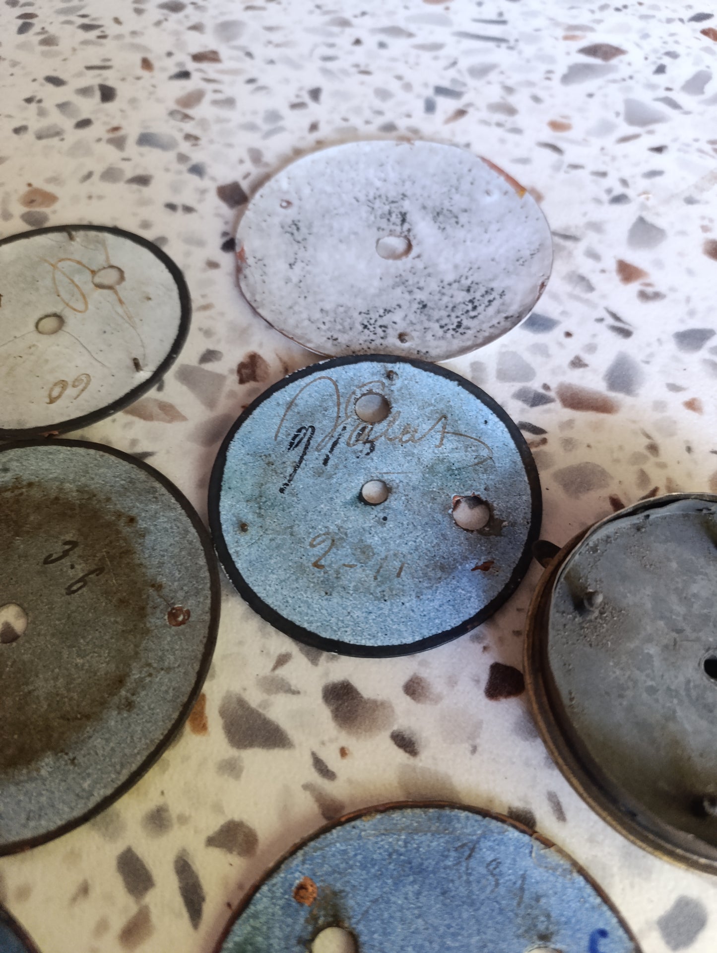 Lot de 9 cadrans anciens de pendule et d’horloge à restaurer – Émail et laiton – Ø 9 à 10,5 cm