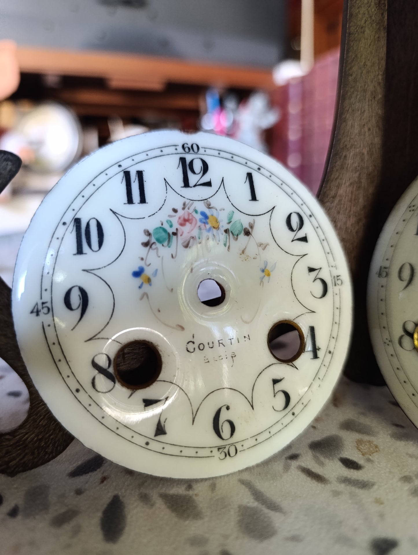 Lot de 2 cadrans anciens en émail pour pendule – Courtin Paris – Décor floral – Ø 9,6 cm