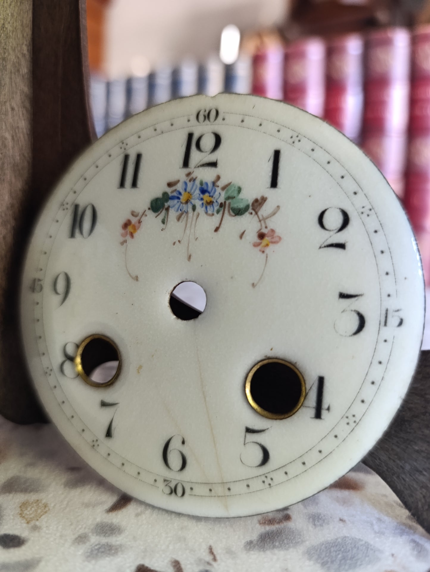 Lot de 2 cadrans anciens en émail pour pendule – Courtin Paris – Décor floral – Ø 9,6 cm