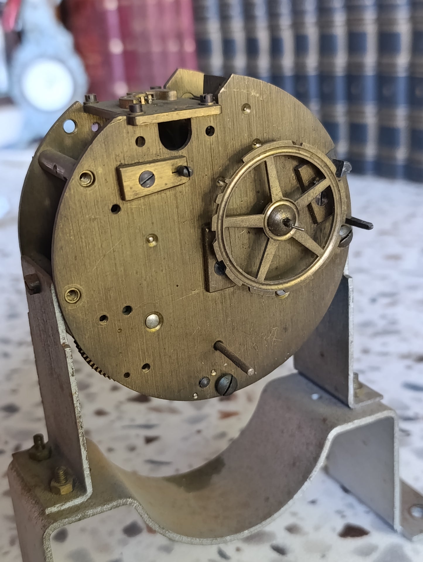 Mouvement ancien de pendule mécanique à sonnerie – Ø 9,2 cm – Hauteur 15,5 cm
