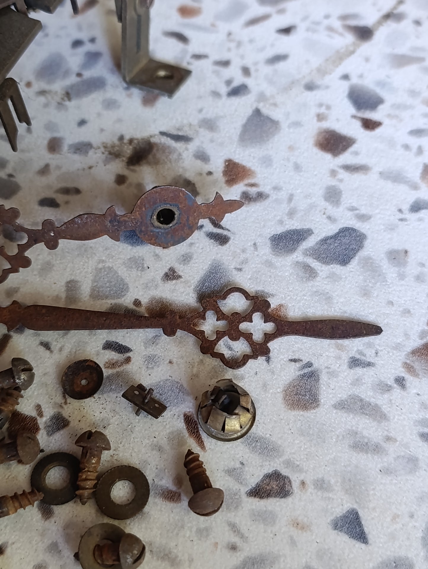 Mécanisme d’horloge ancienne avec aiguilles et pièces détachées pour restauration – 10,2 cm