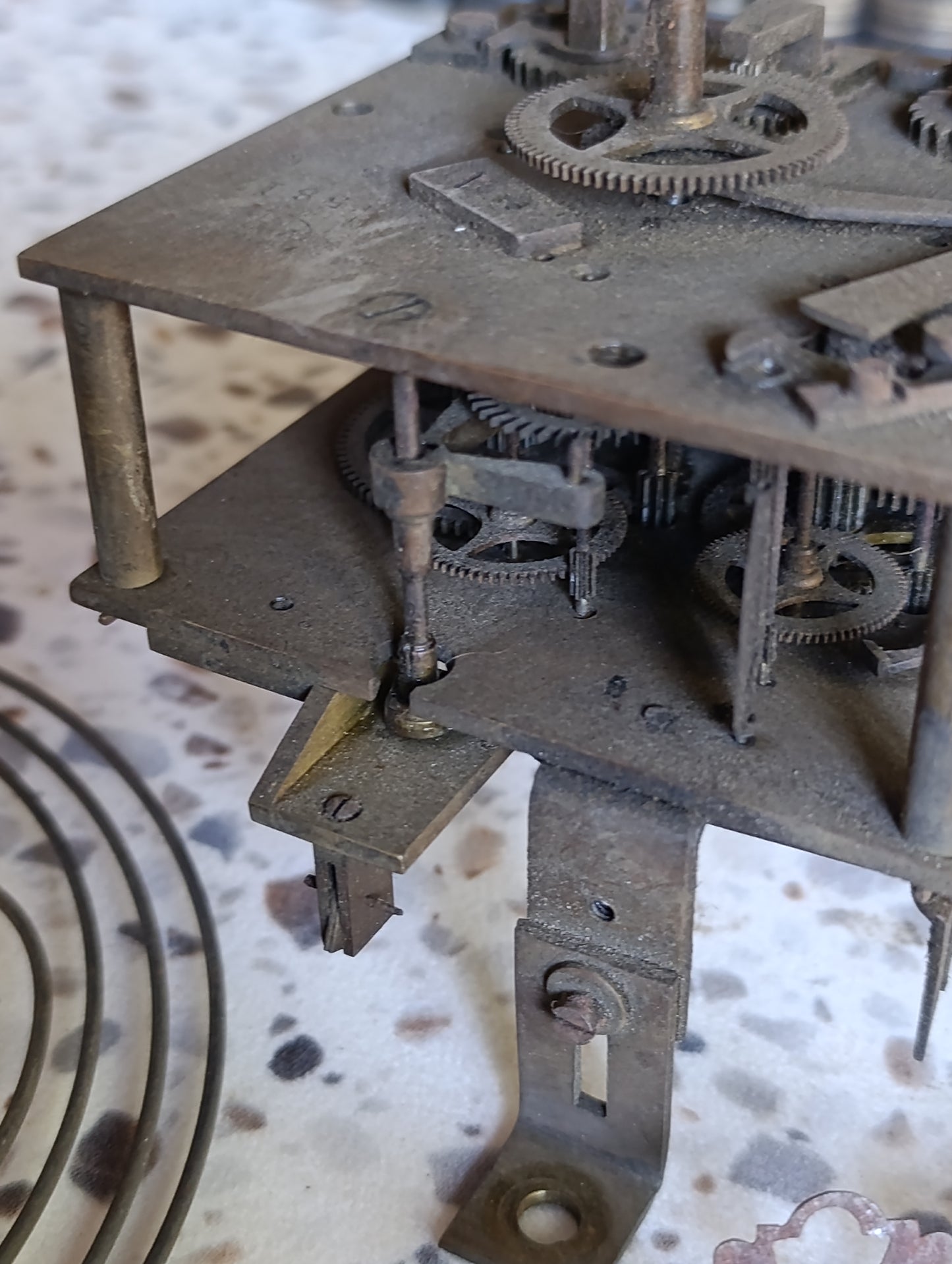 Mécanisme d’horloge ancienne avec aiguilles et pièces détachées pour restauration – 10,2 cm