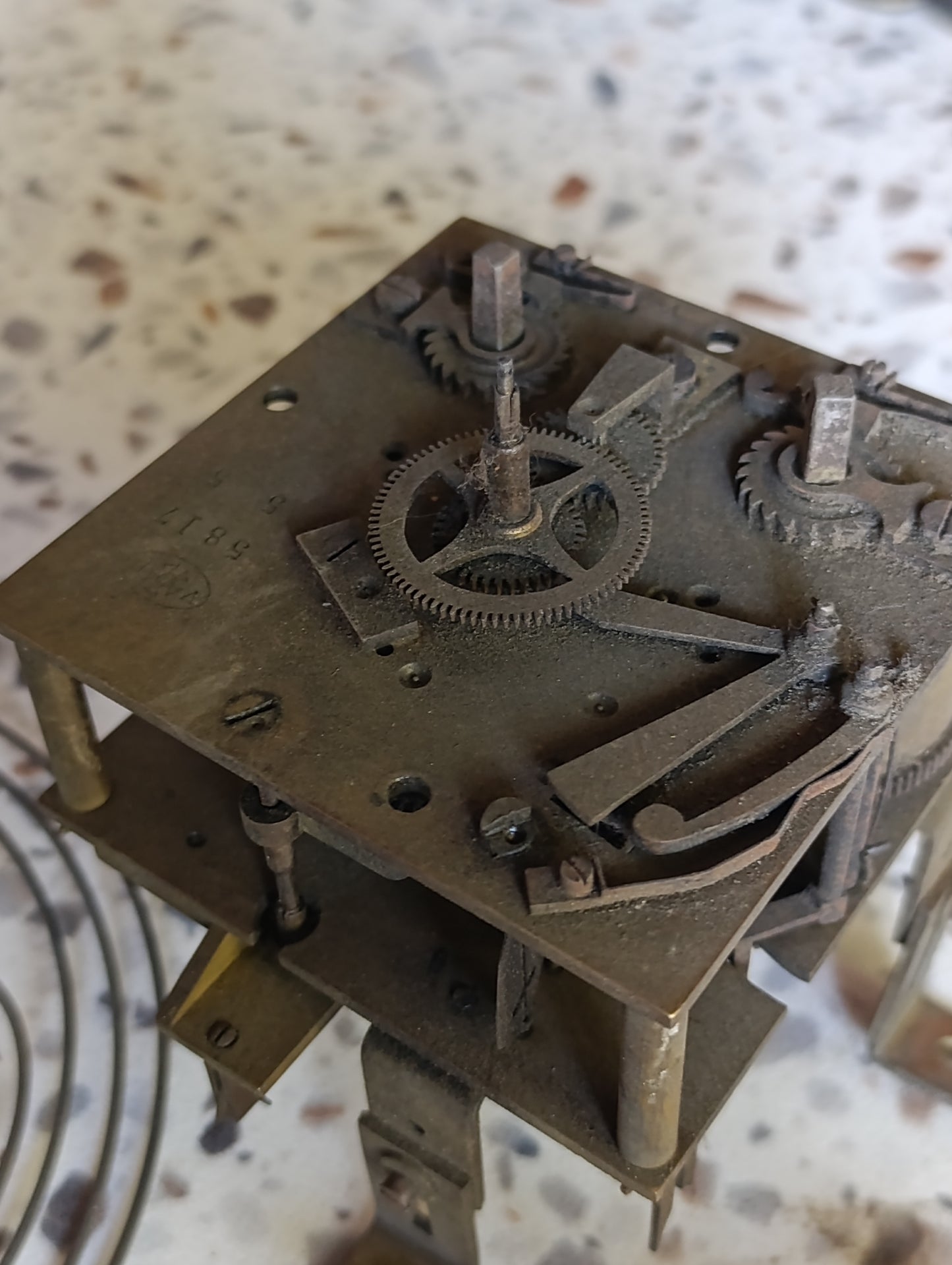 Mécanisme d’horloge ancienne avec aiguilles et pièces détachées pour restauration – 10,2 cm