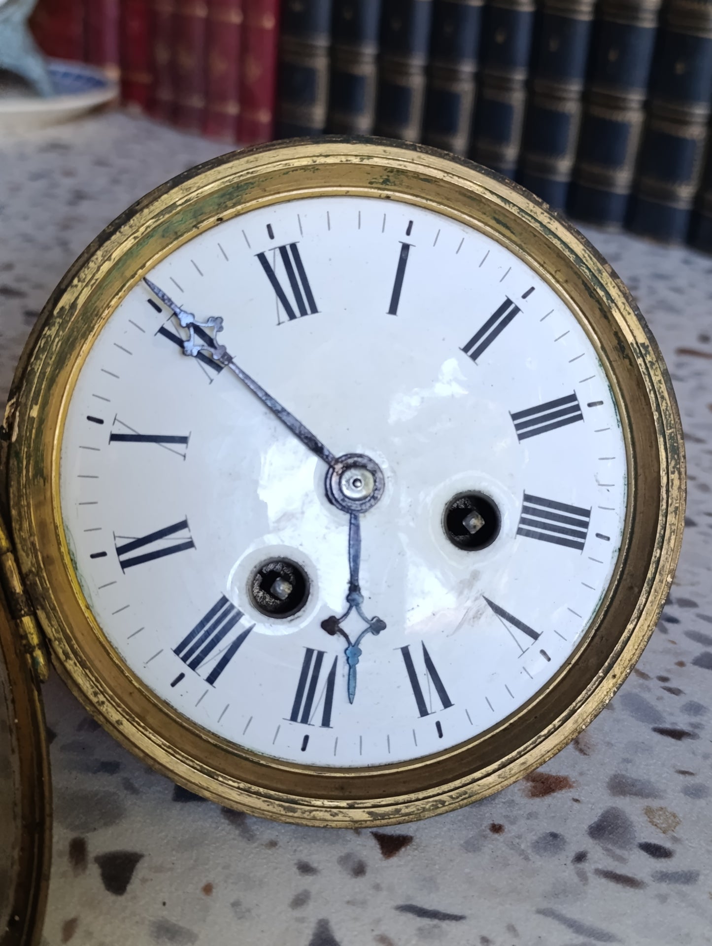 Mouvement d’horloge de Paris ancien avec cadran émaillé et lunette en laiton