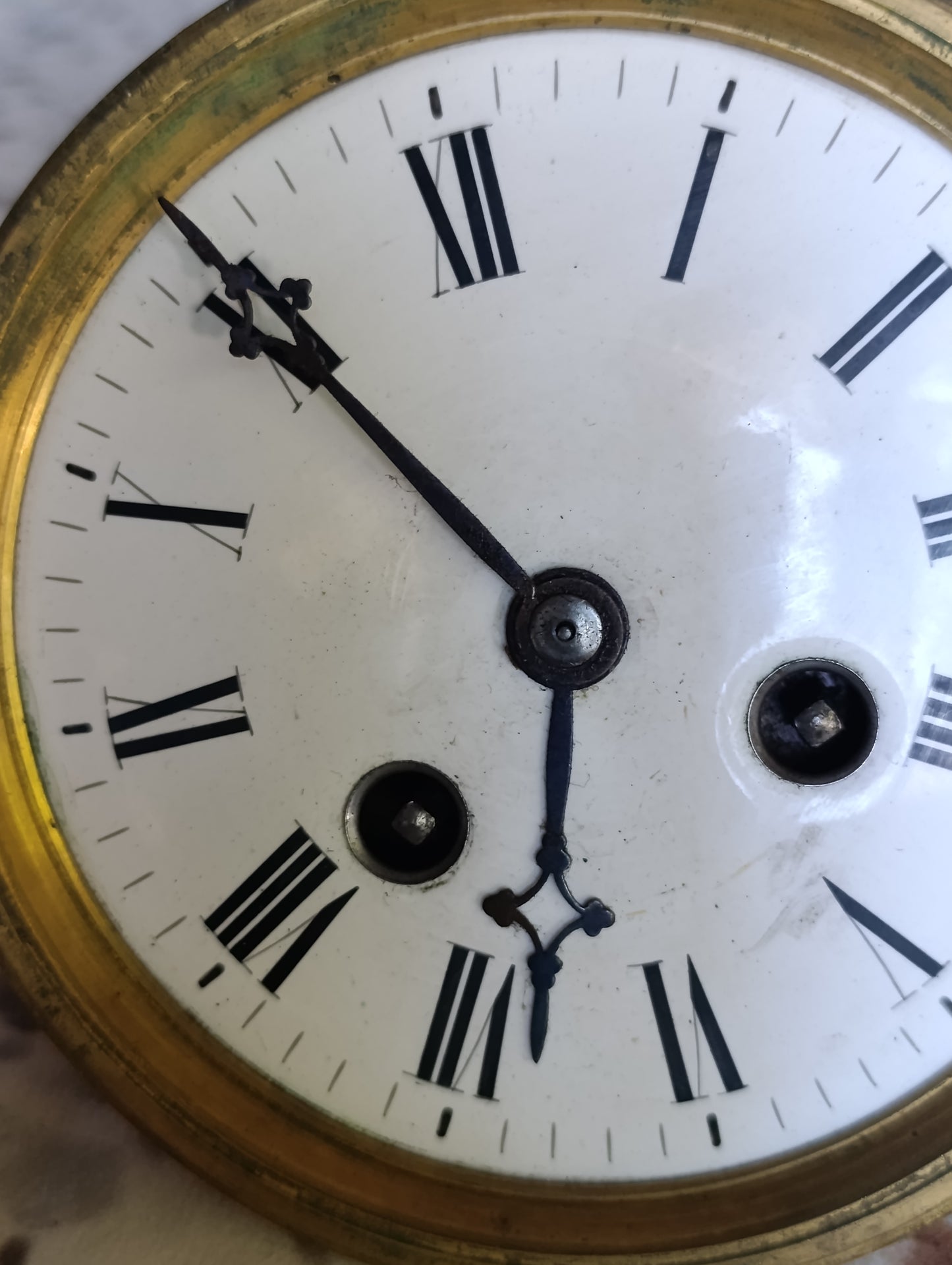 Mouvement d’horloge de Paris ancien avec cadran émaillé et lunette en laiton