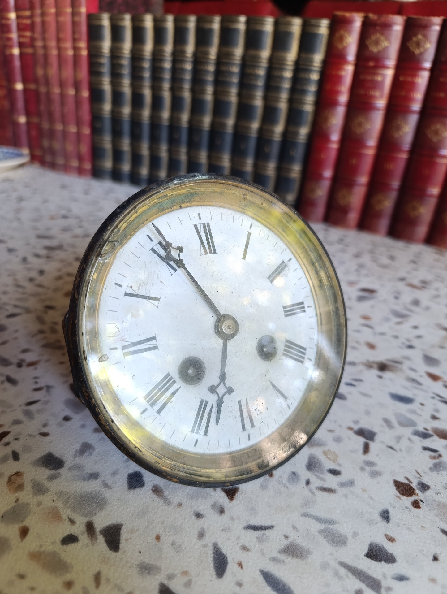 Mouvement d’horloge de Paris ancien avec cadran émaillé et lunette en laiton