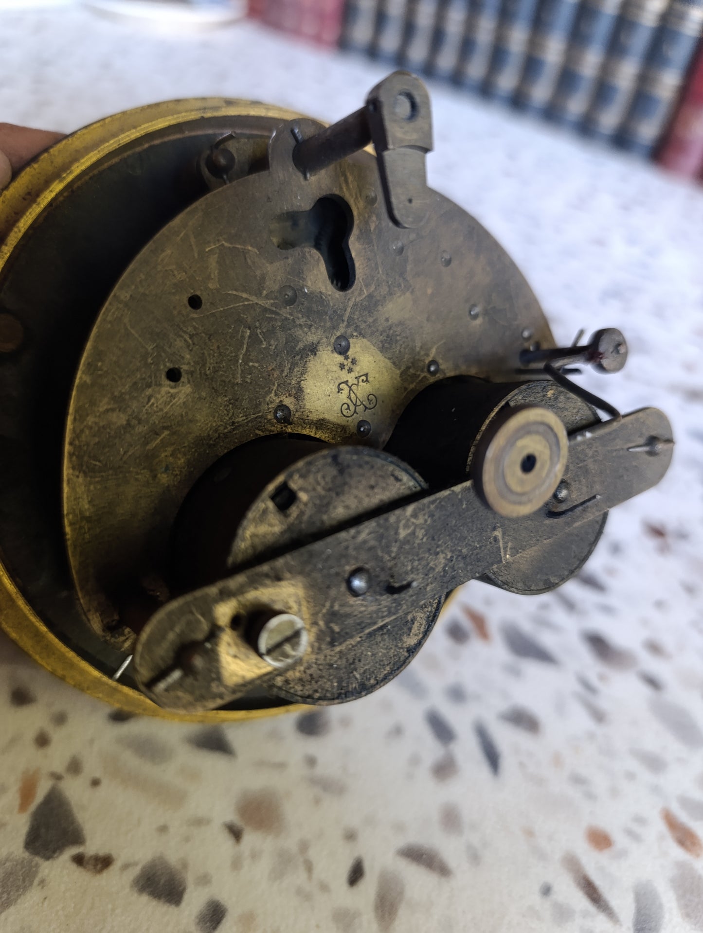 Mouvement d’horloge de Paris ancien avec cadran émaillé et lunette en laiton