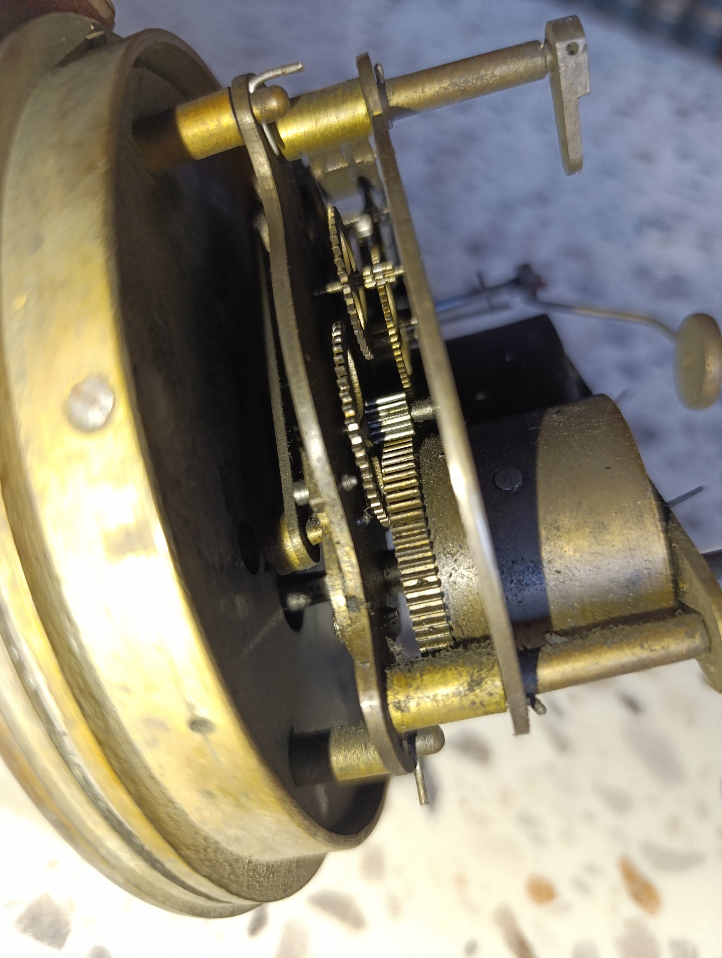Mouvement d’horloge de Paris ancien avec cadran émaillé et lunette en laiton