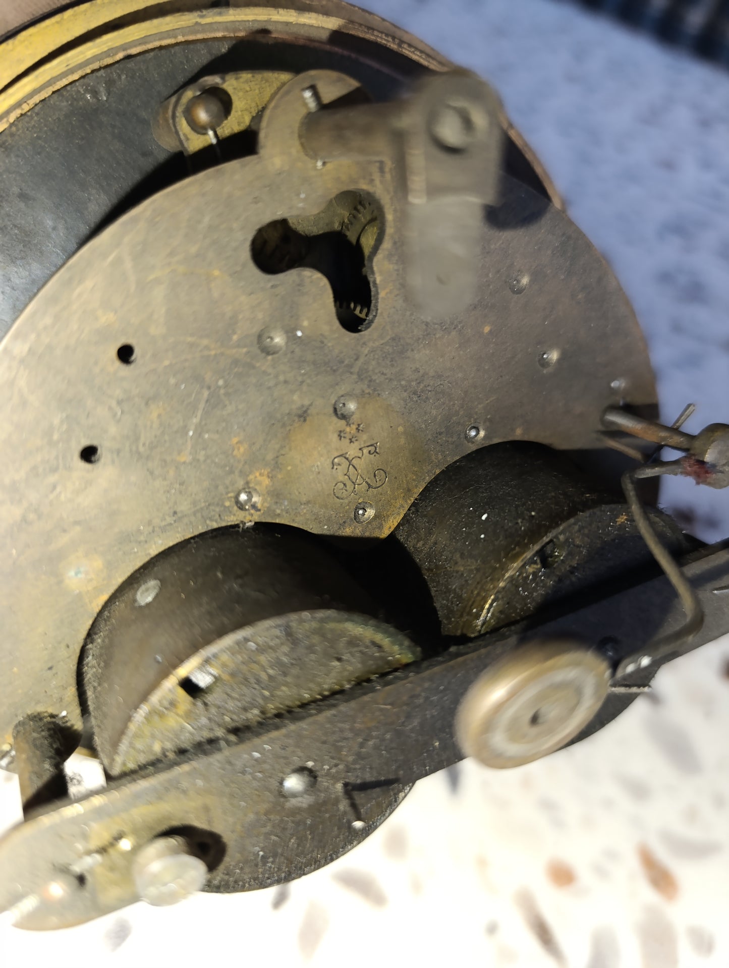 Mouvement d’horloge de Paris ancien avec cadran émaillé et lunette en laiton