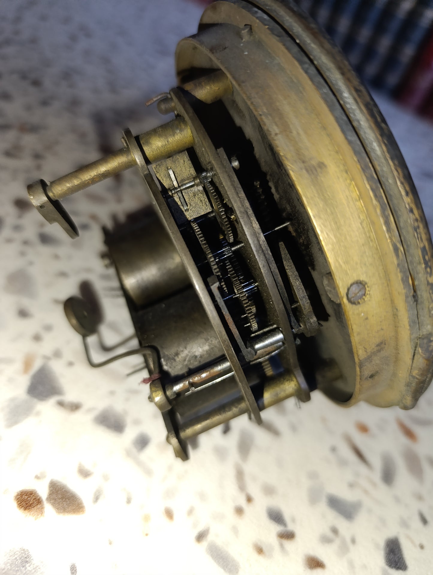 Mouvement d’horloge de Paris ancien avec cadran émaillé et lunette en laiton