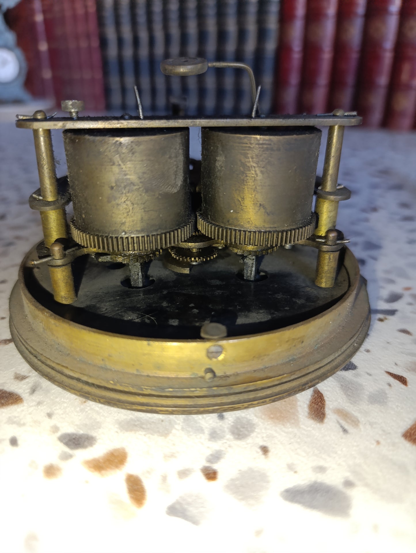 Mouvement d’horloge de Paris ancien avec cadran émaillé et lunette en laiton