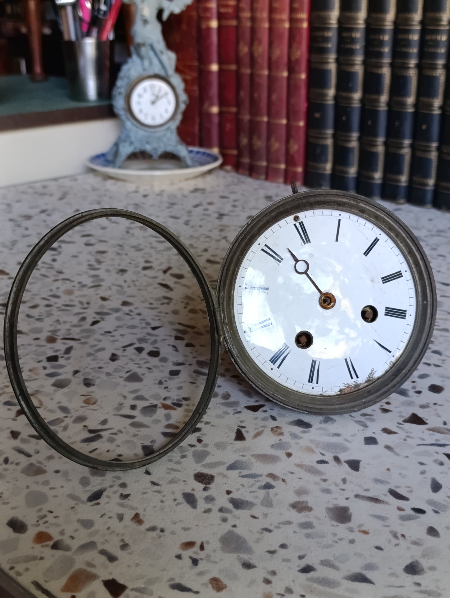 Mouvement de pendule ancienne ronde avec cadran émaillé à chiffres romains