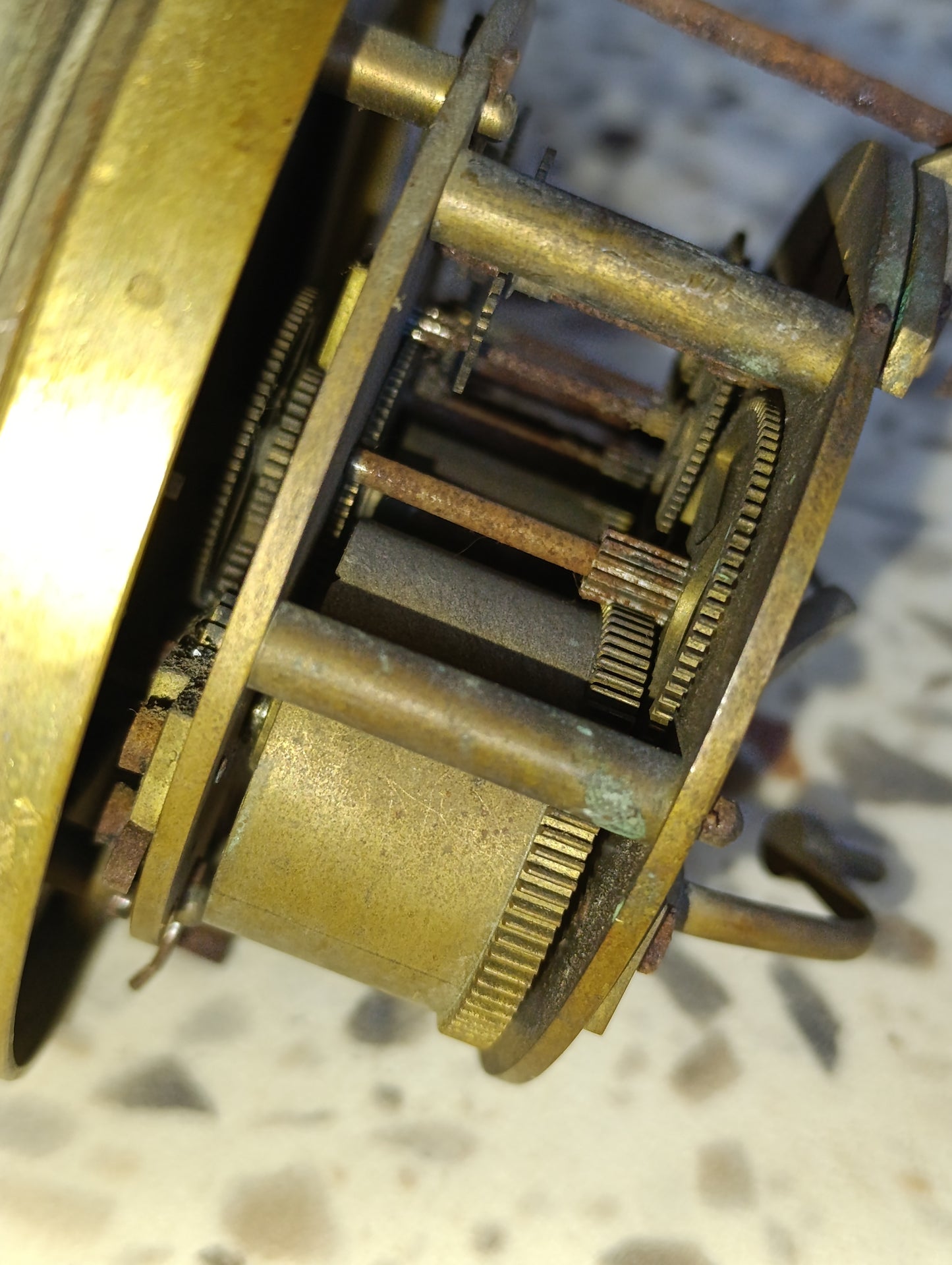 Mouvement de pendule ancienne ronde avec cadran émaillé à chiffres romains