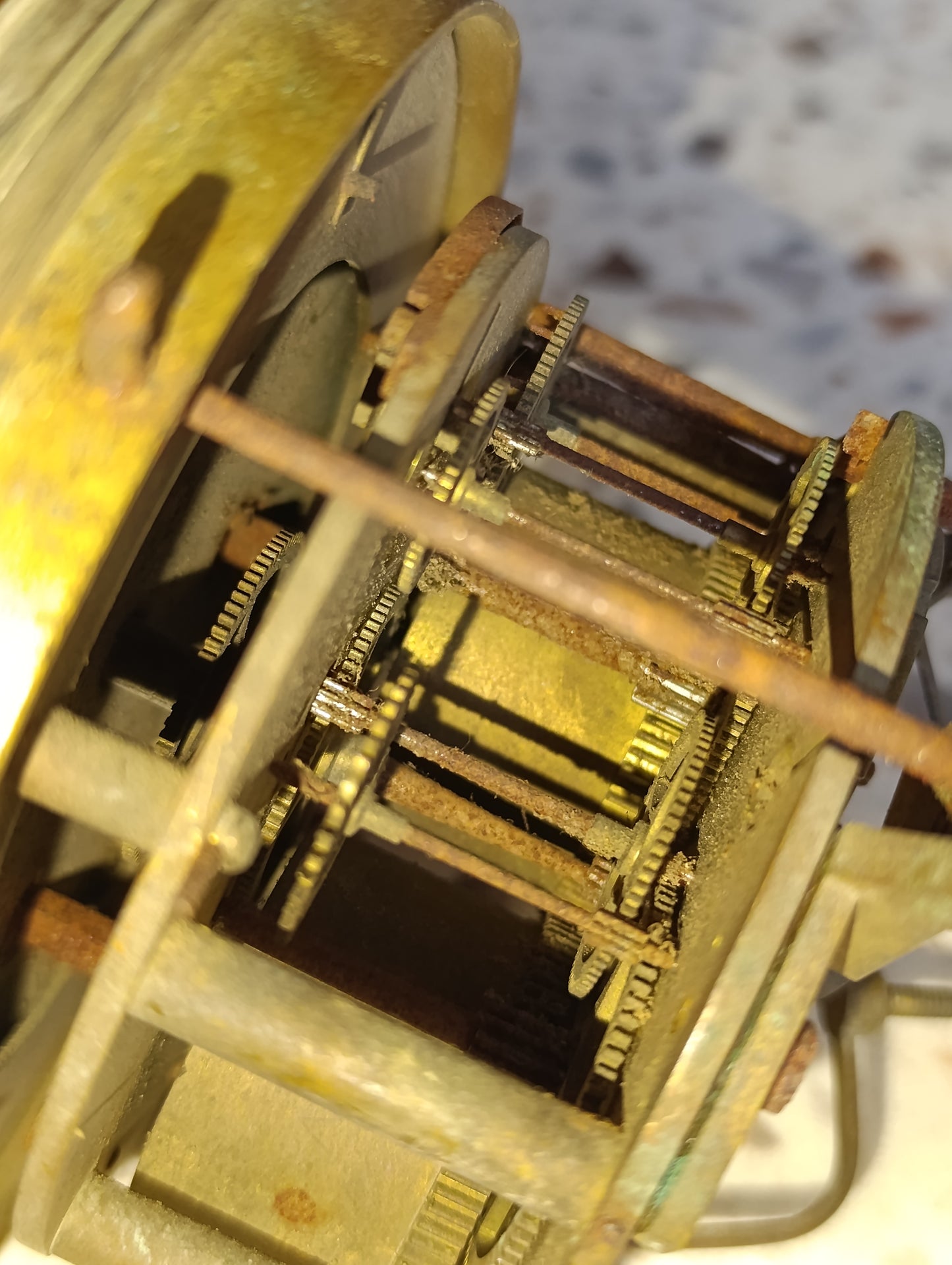 Mouvement de pendule ancienne ronde avec cadran émaillé à chiffres romains