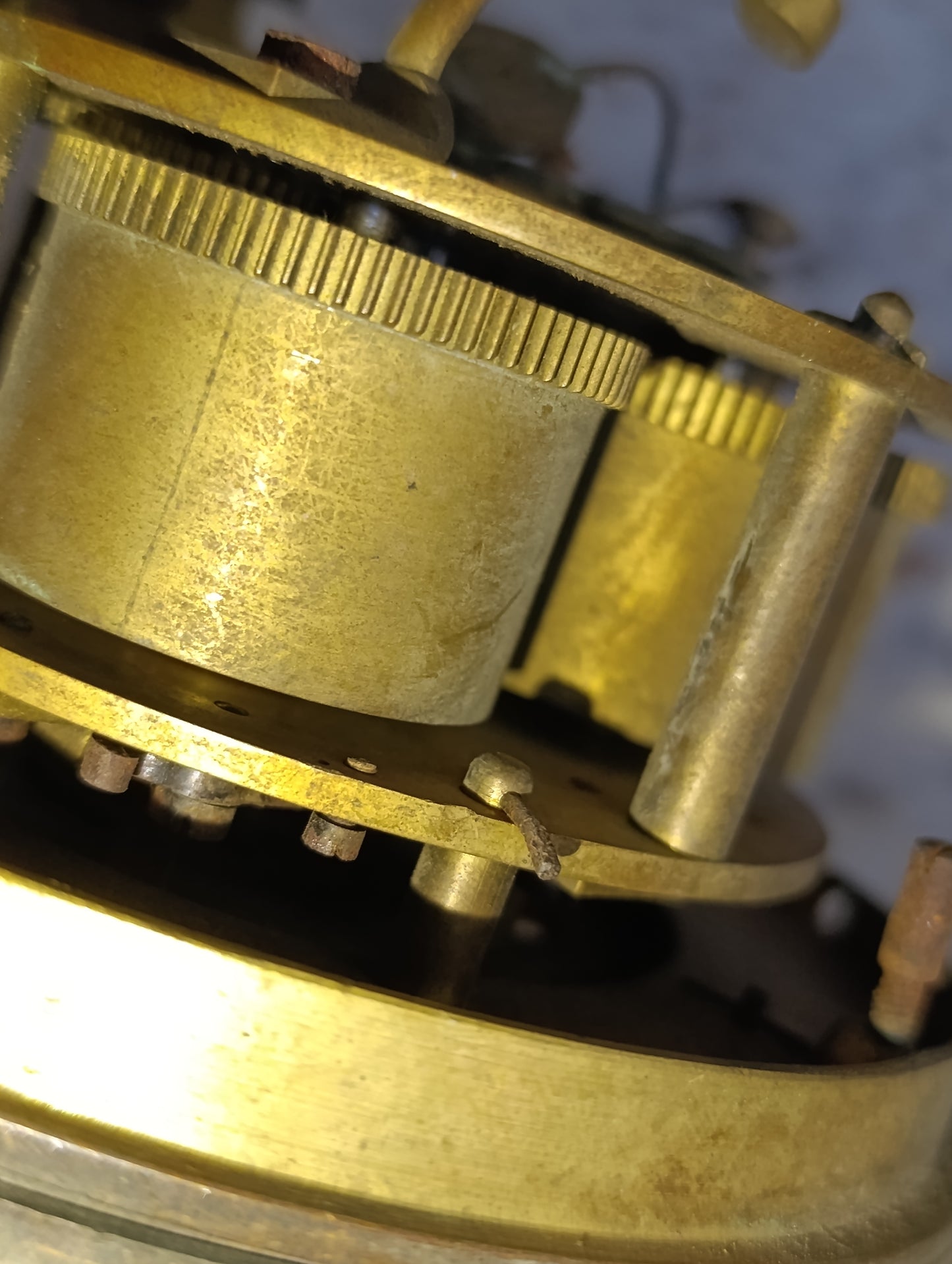 Mouvement de pendule ancienne ronde avec cadran émaillé à chiffres romains