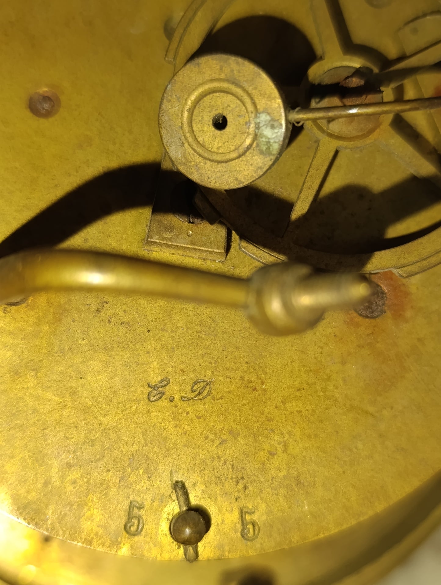 Mouvement de pendule ancienne ronde avec cadran émaillé à chiffres romains