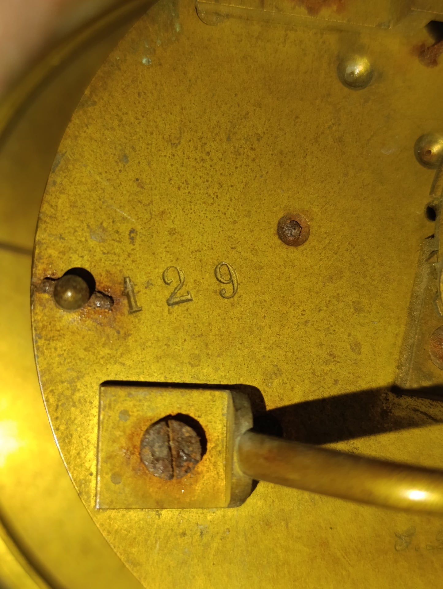 Mouvement de pendule ancienne ronde avec cadran émaillé à chiffres romains
