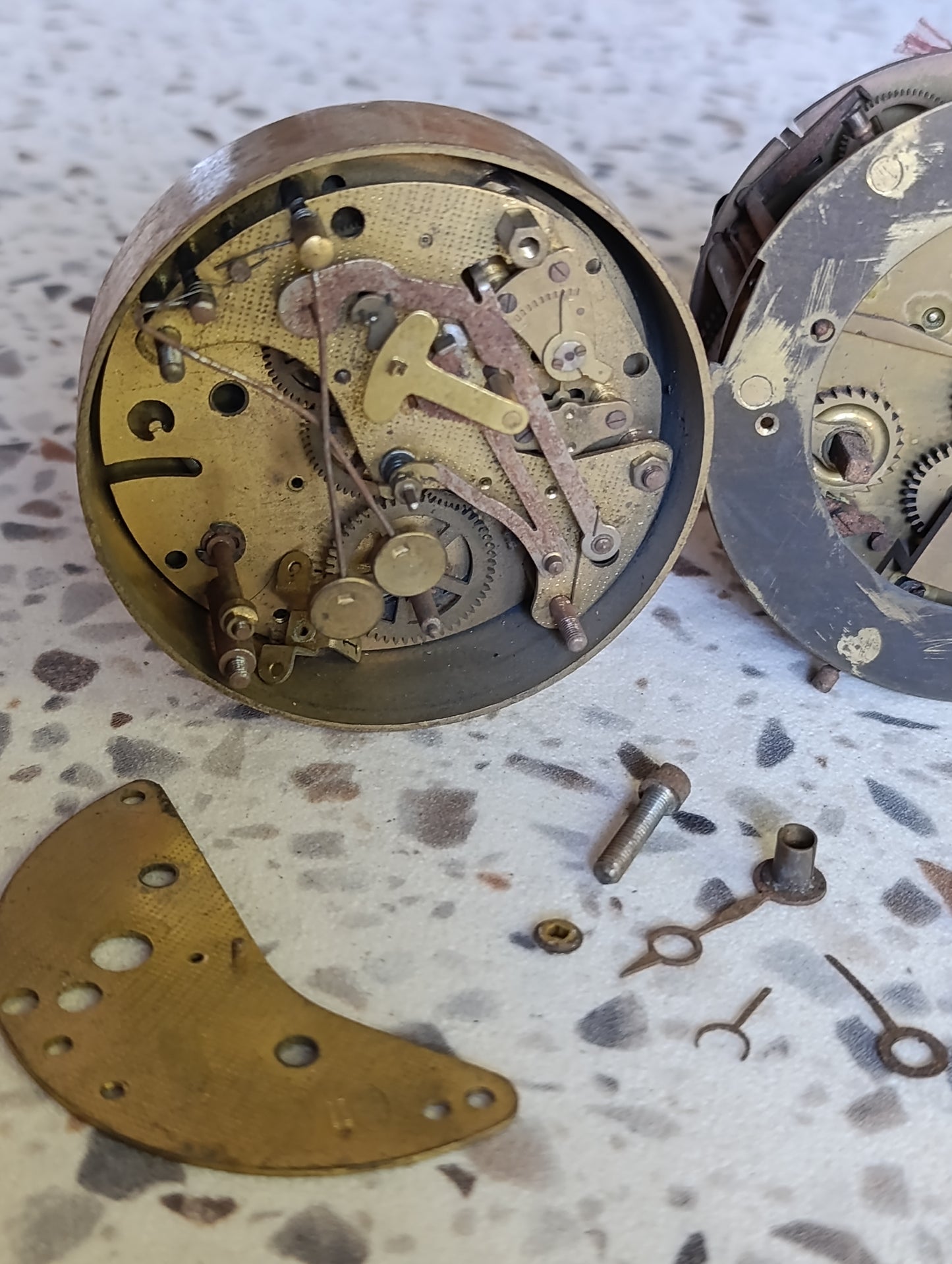 Lot de pièces d’horlogerie anciennes pour réveil mécanique – Mécanisme, barillet, carillon et fournitures