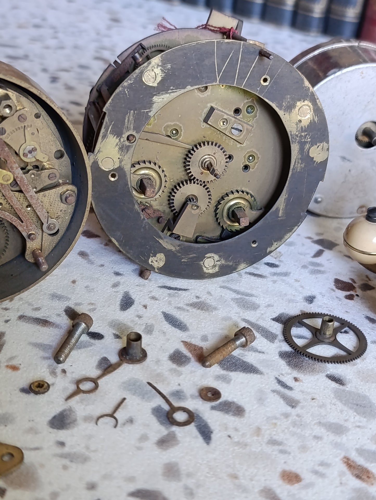Lot de pièces d’horlogerie anciennes pour réveil mécanique – Mécanisme, barillet, carillon et fournitures
