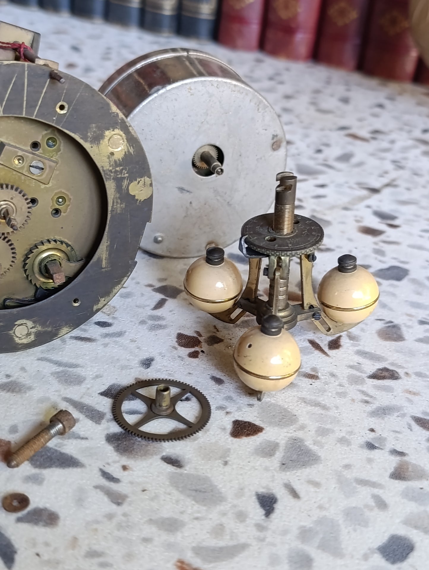 Lot de pièces d’horlogerie anciennes pour réveil mécanique – Mécanisme, barillet, carillon et fournitures