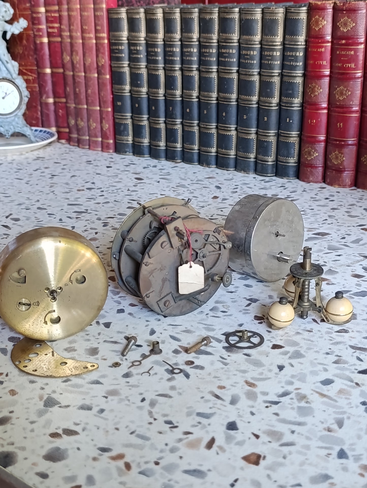 Lot de pièces d’horlogerie anciennes pour réveil mécanique – Mécanisme, barillet, carillon et fournitures
