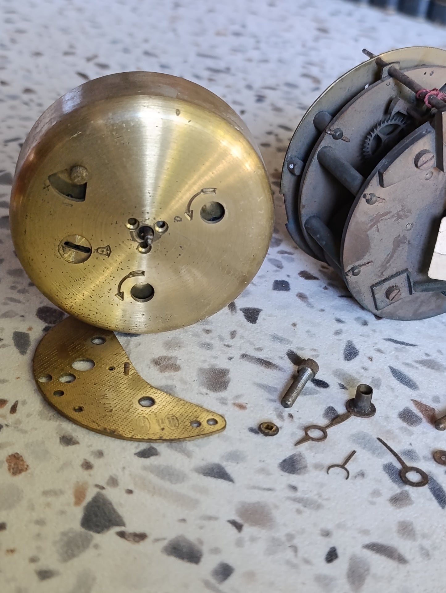 Lot de pièces d’horlogerie anciennes pour réveil mécanique – Mécanisme, barillet, carillon et fournitures
