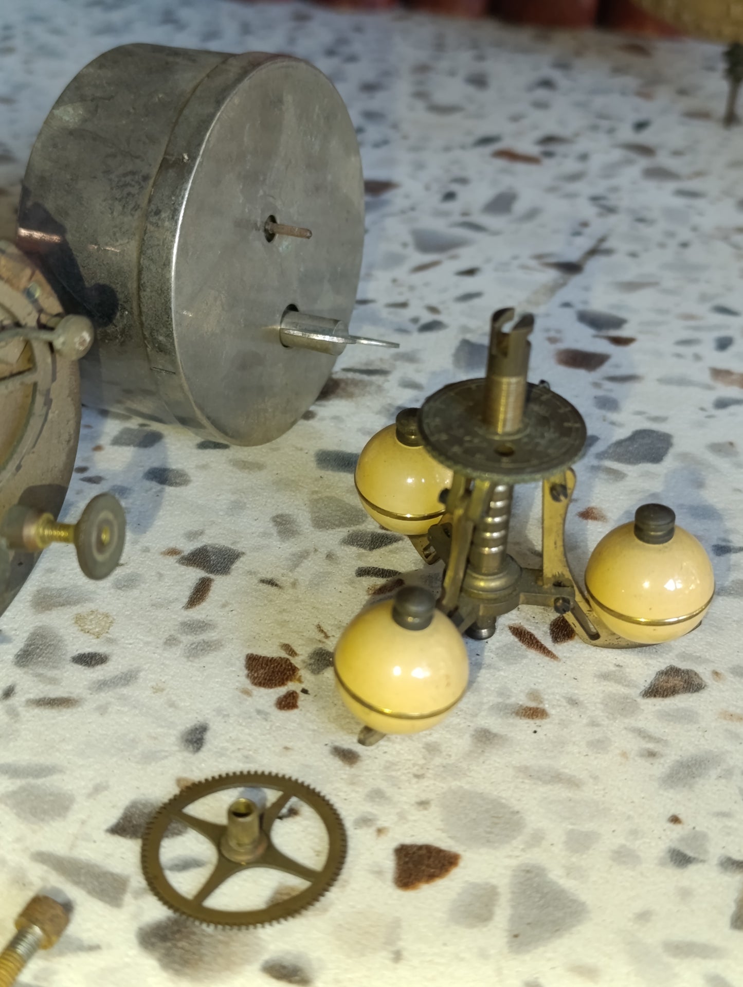 Lot de pièces d’horlogerie anciennes pour réveil mécanique – Mécanisme, barillet, carillon et fournitures