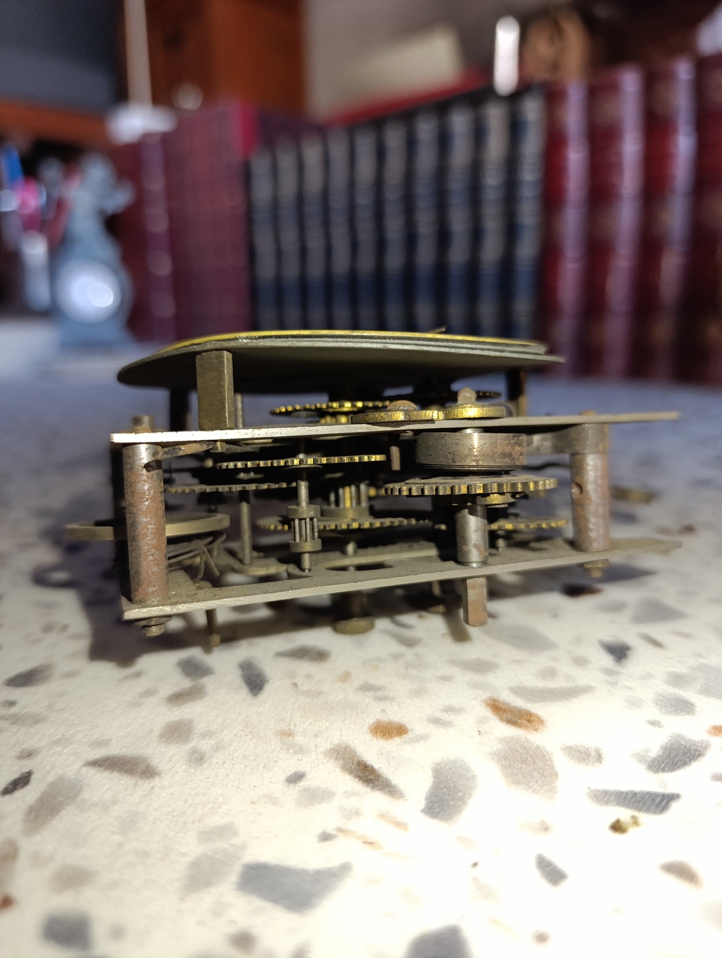Mécanisme ancien de réveil mécanique complet avec balancier et cadran émaillé
