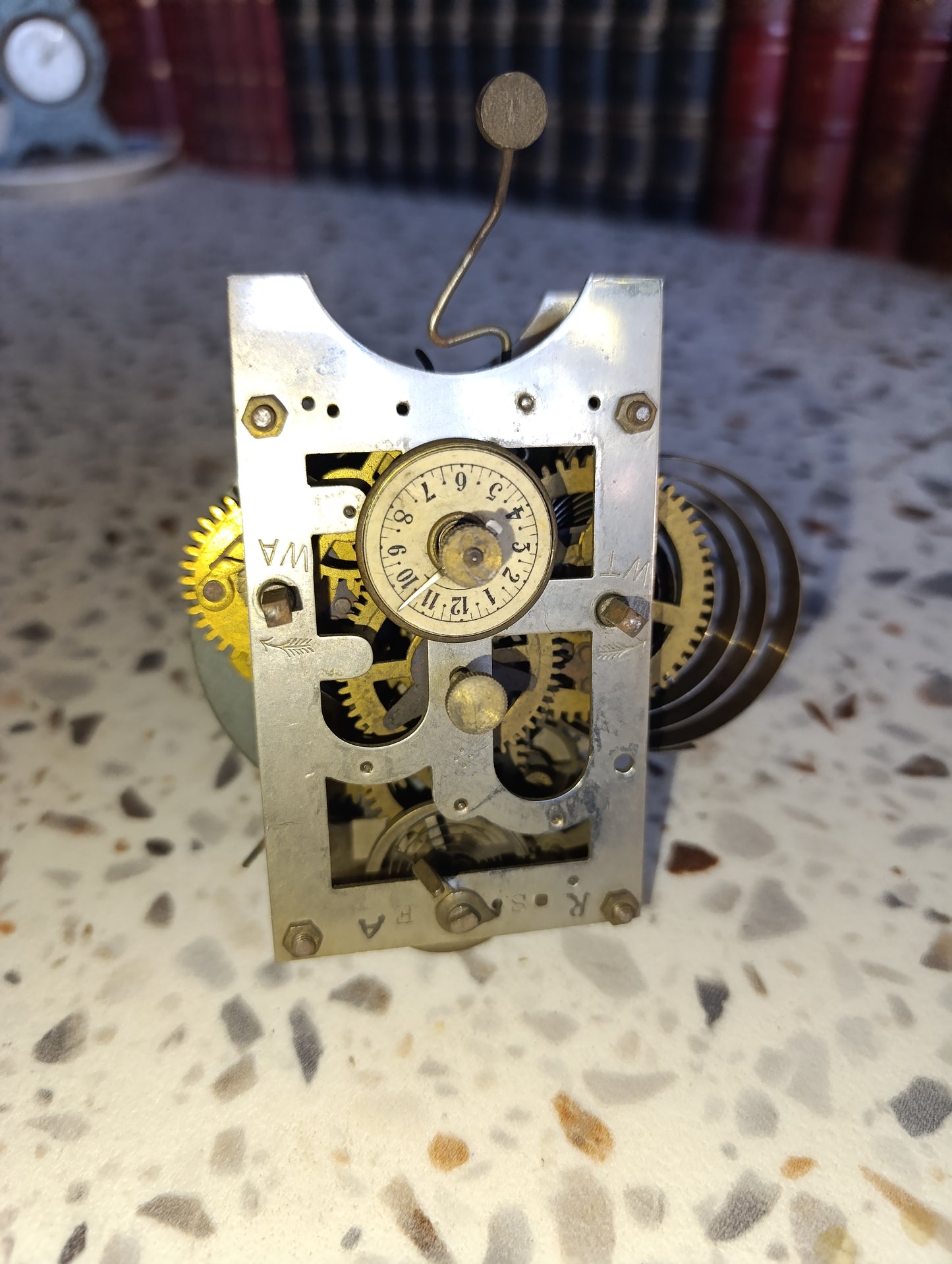 Mécanisme ancien de réveil mécanique complet avec balancier et cadran émaillé