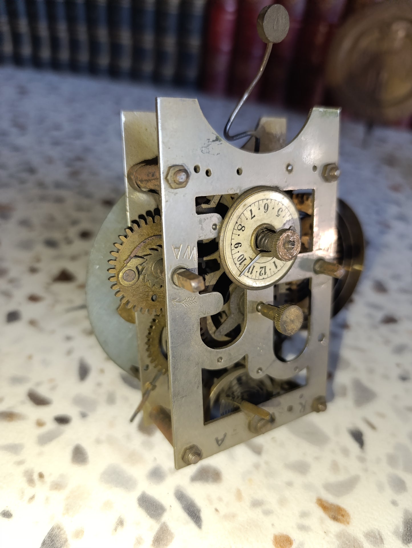 Mécanisme ancien de réveil mécanique complet avec balancier et cadran émaillé