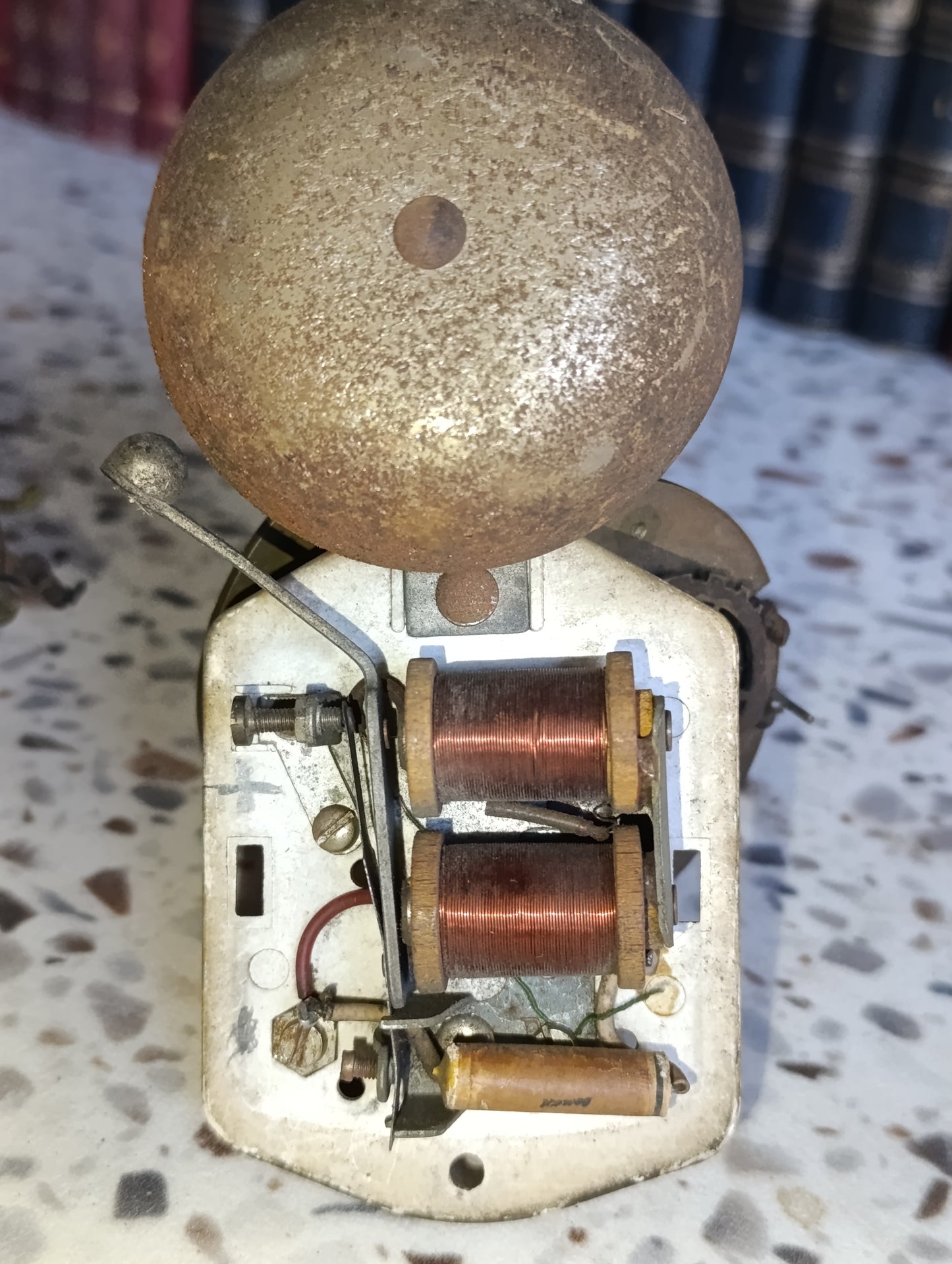Lot de 4 mouvements d'horloge anciens et mécanisme électromagnétique pour pièces ou restauration