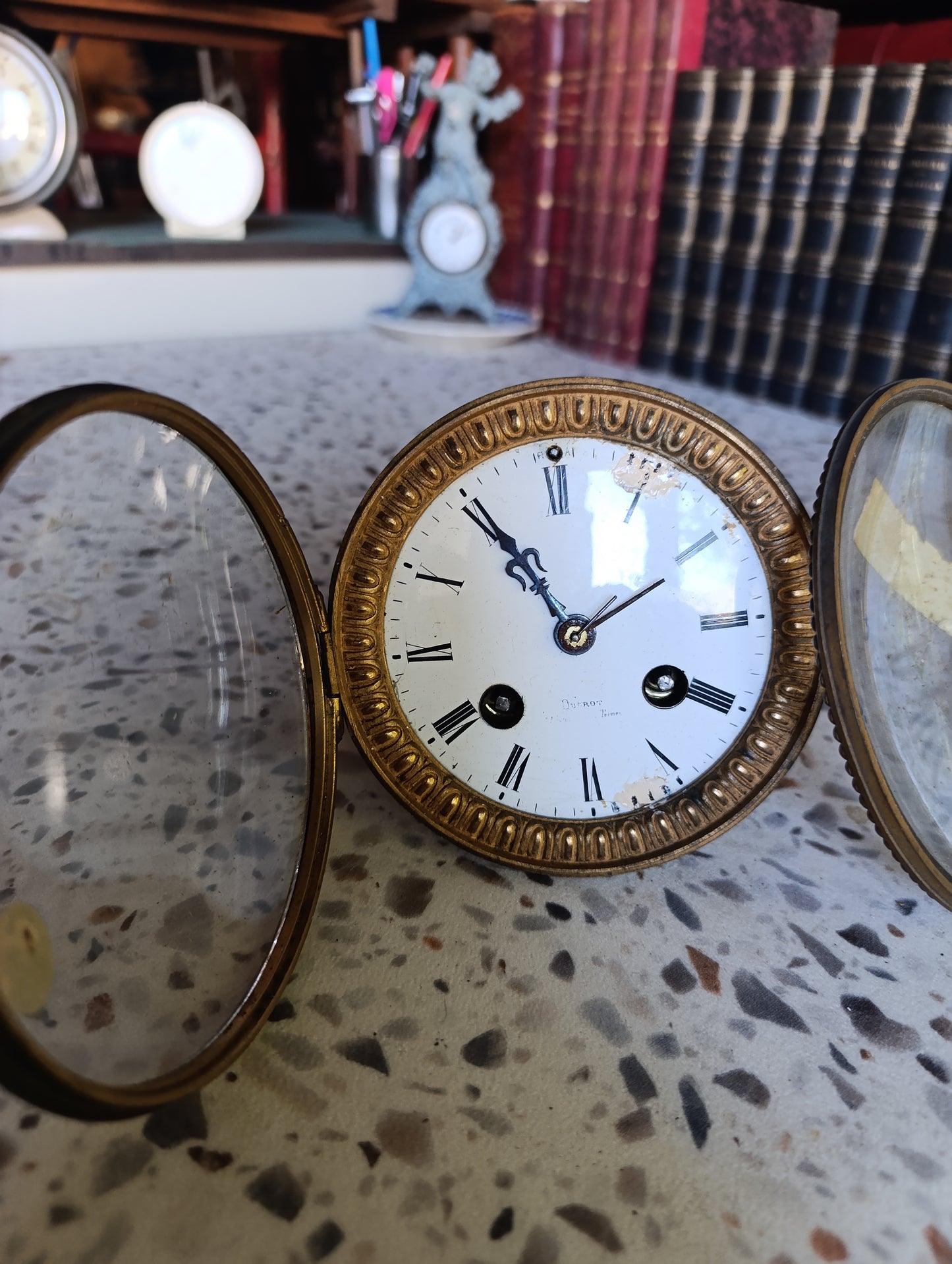 Lot de 2 mouvements d'horloge anciens avec cadrans émaillés et boîtiers en laiton