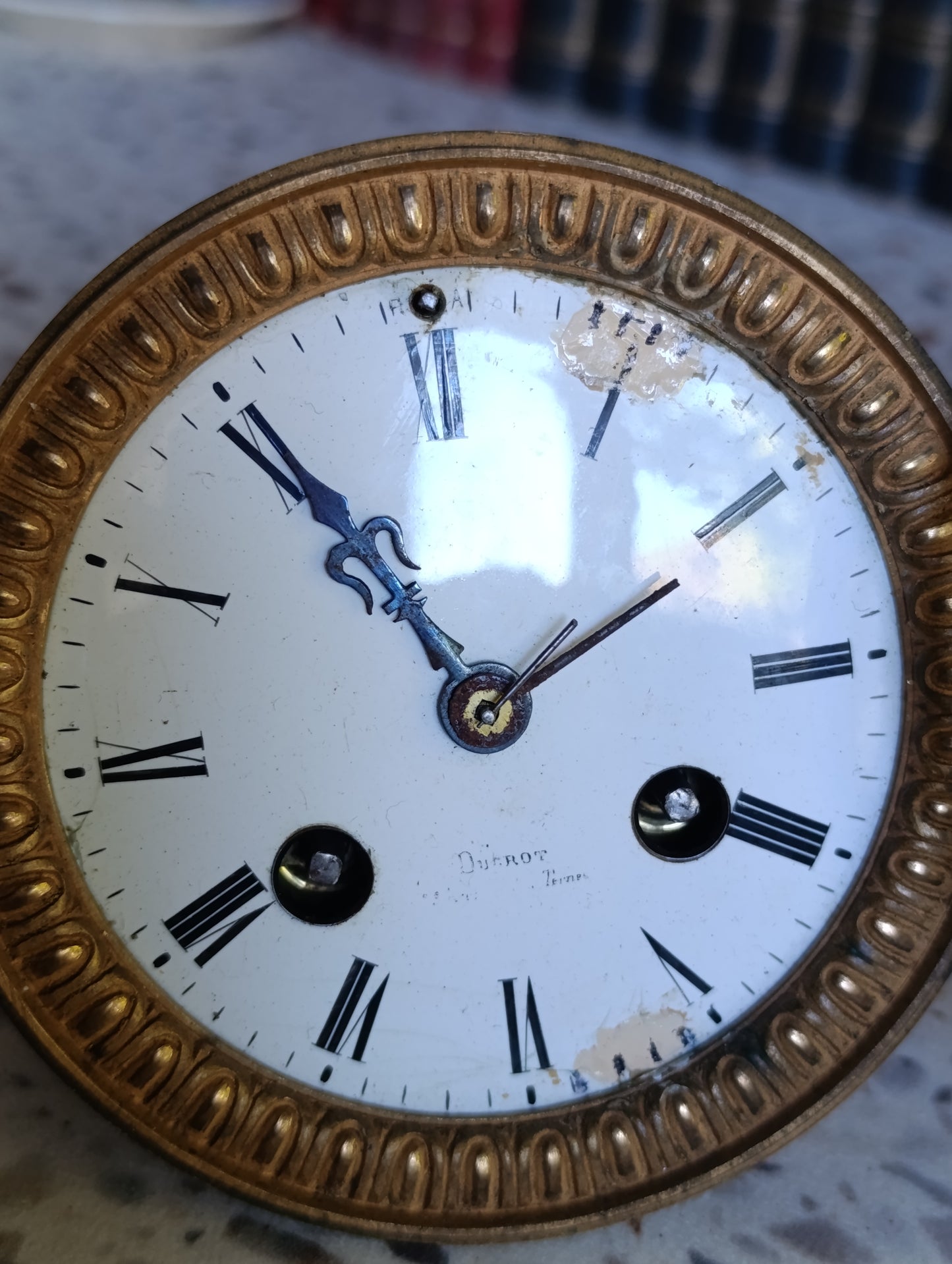 Lot de 2 mouvements d'horloge anciens avec cadrans émaillés et boîtiers en laiton