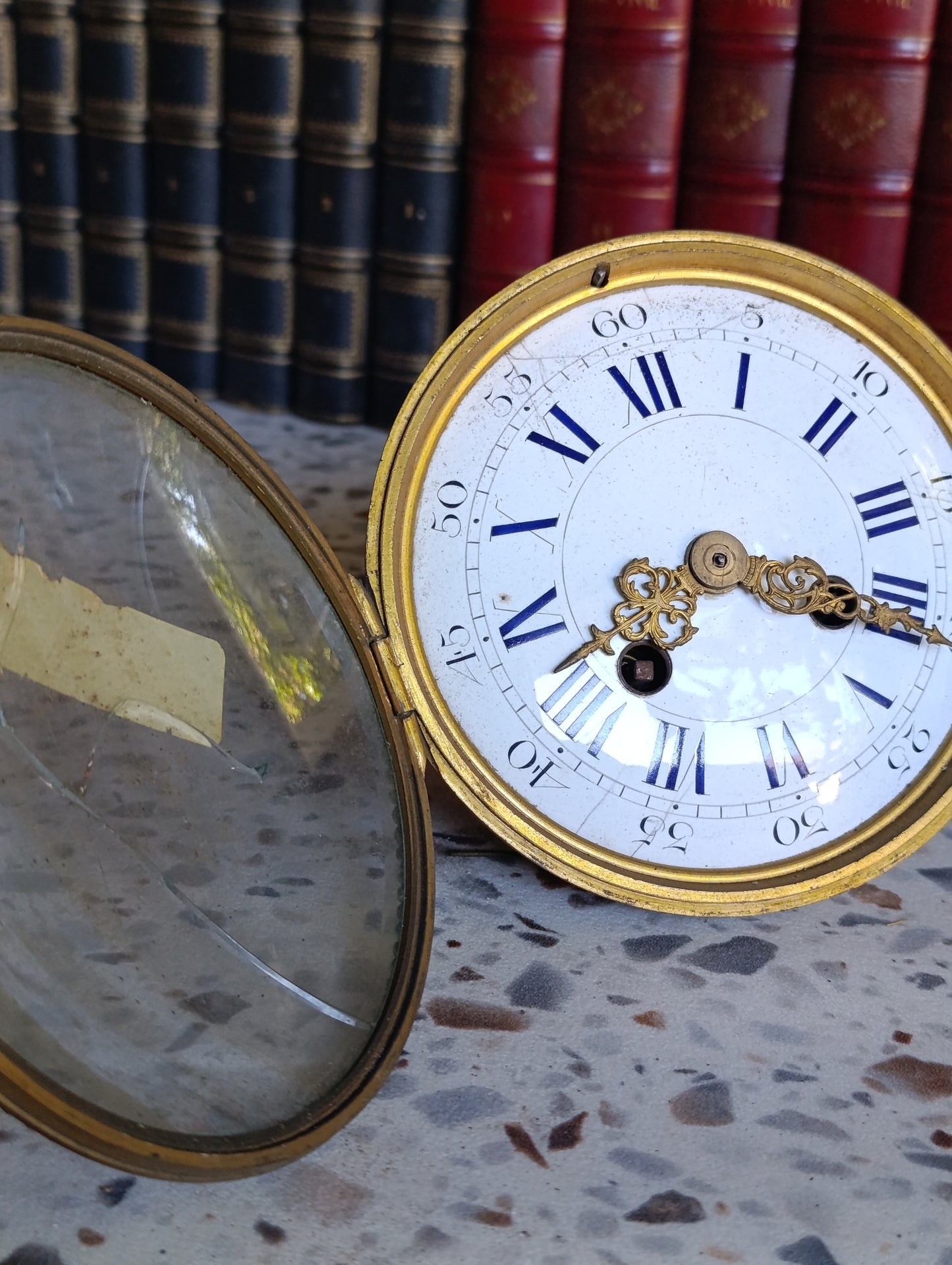 Lot de 2 mouvements d'horloge anciens avec cadrans émaillés et boîtiers en laiton