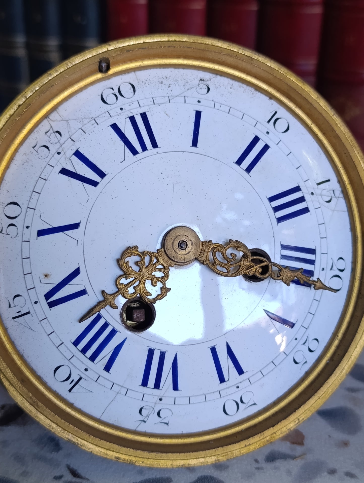 Lot de 2 mouvements d'horloge anciens avec cadrans émaillés et boîtiers en laiton
