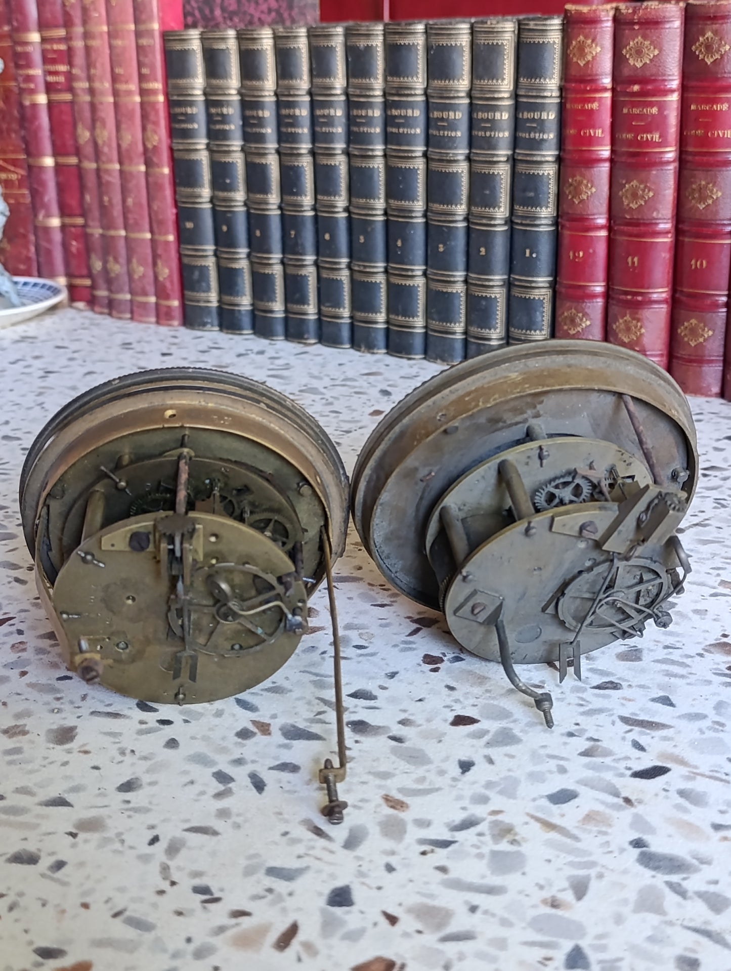 Lot de 2 mouvements d'horloge anciens avec cadrans émaillés et boîtiers en laiton