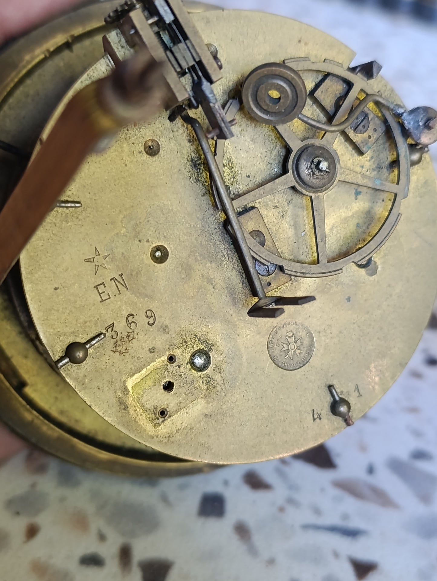 Lot de 2 mouvements d'horloge anciens avec cadrans émaillés et boîtiers en laiton