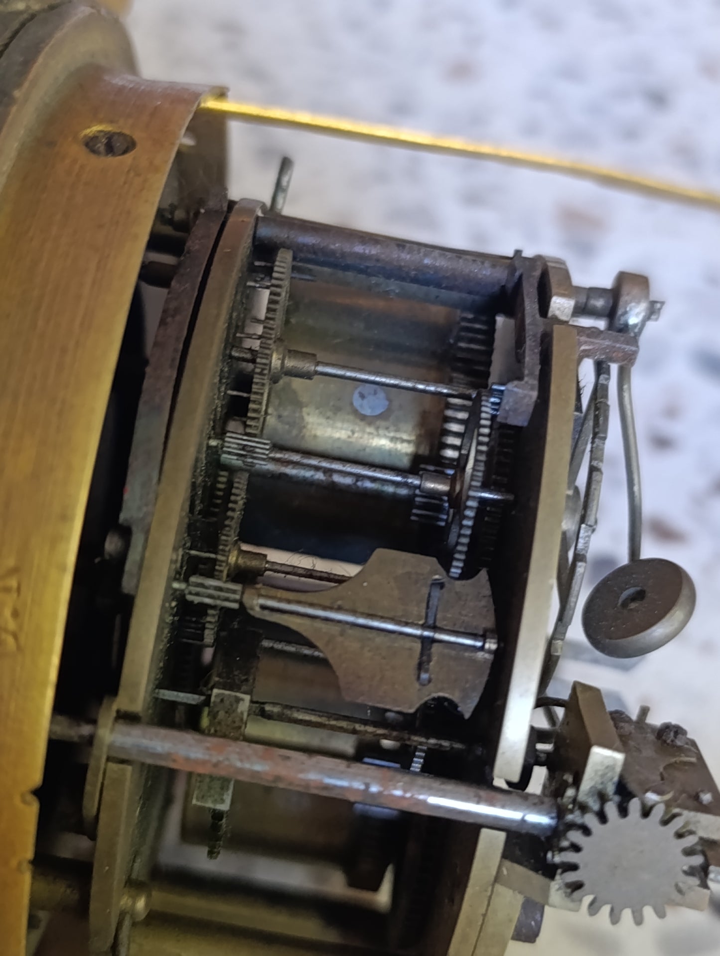 Lot de 2 mouvements d'horloge anciens avec cadrans émaillés et boîtiers en laiton