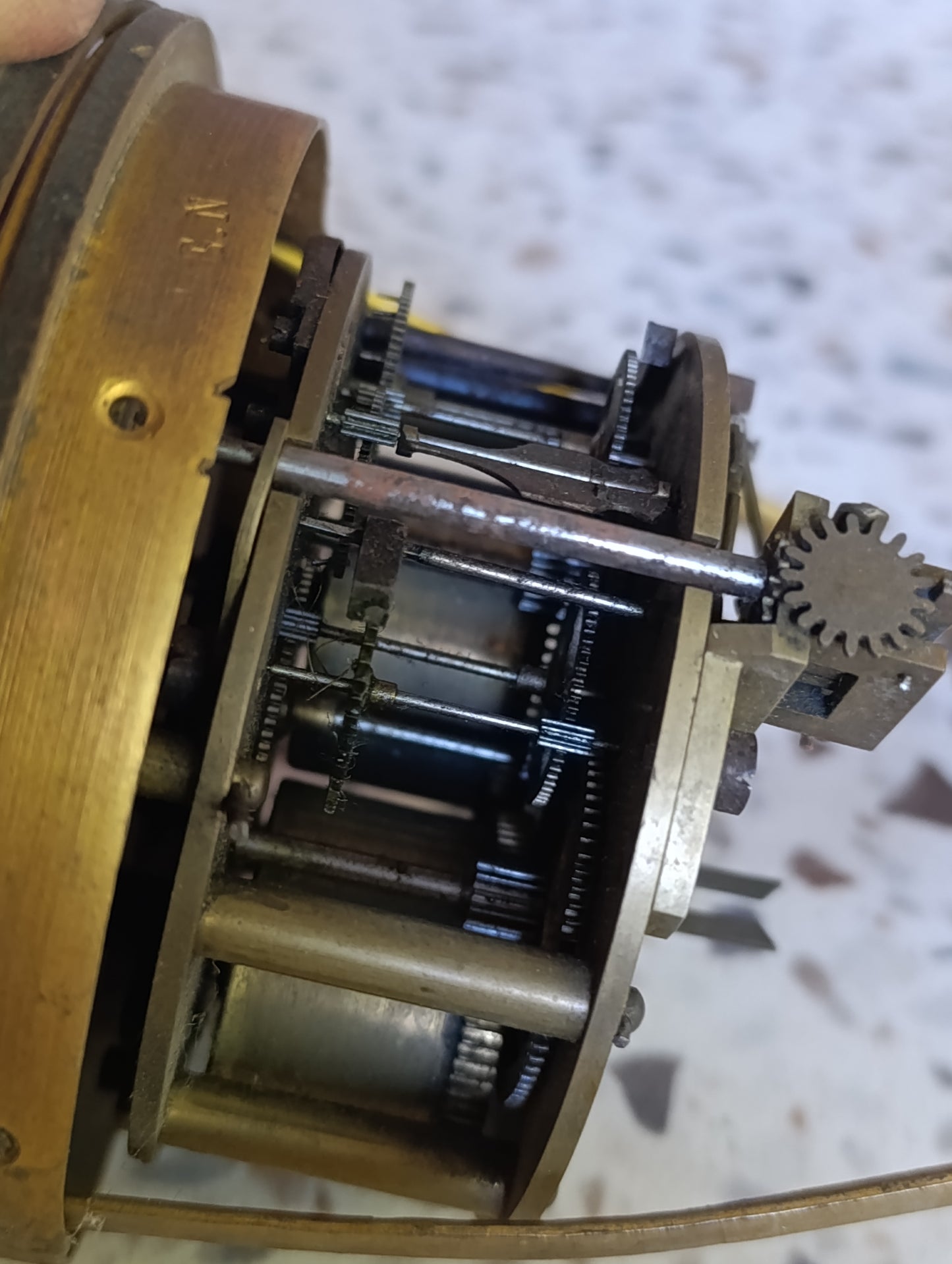 Lot de 2 mouvements d'horloge anciens avec cadrans émaillés et boîtiers en laiton