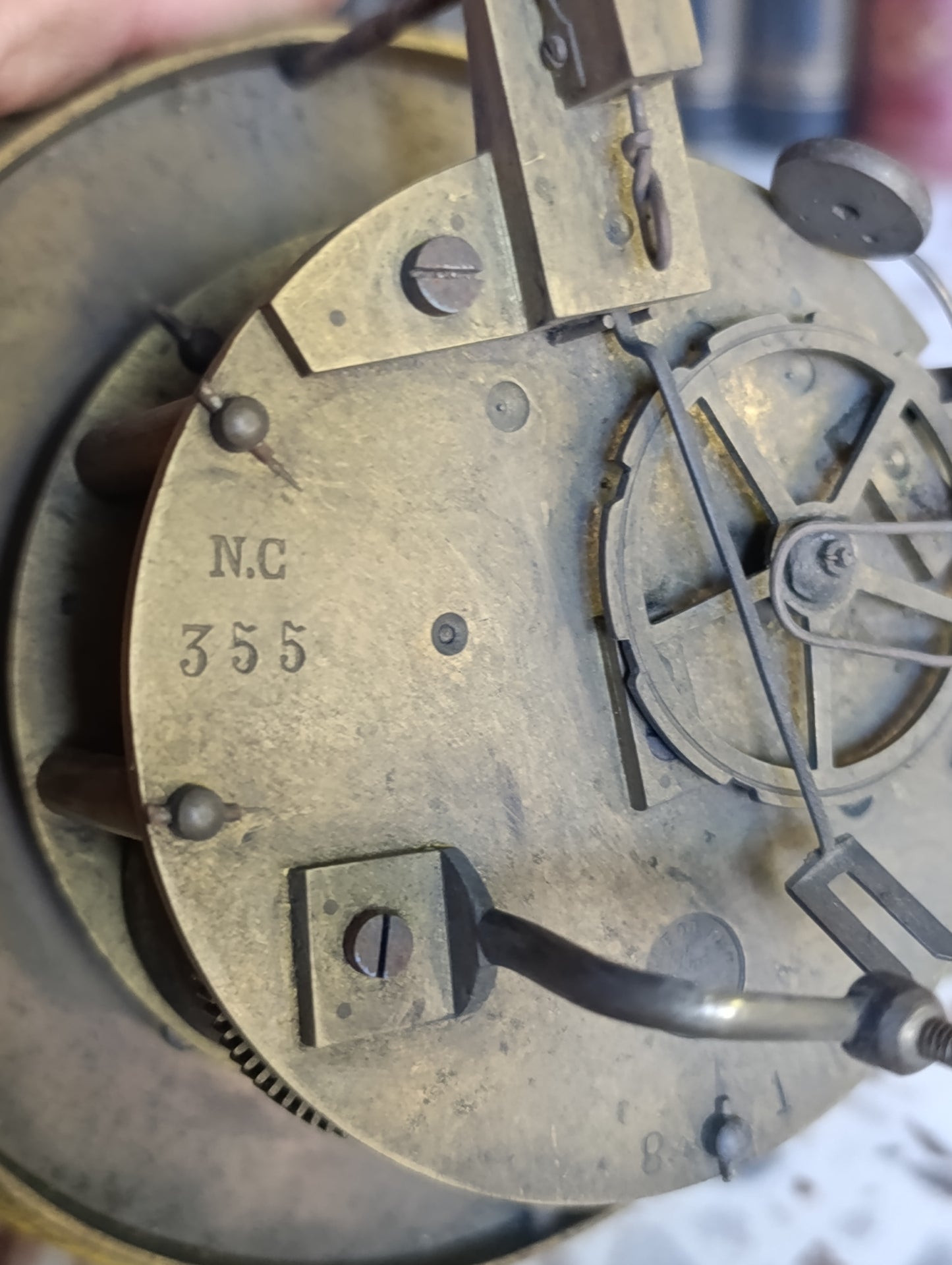 Lot de 2 mouvements d'horloge anciens avec cadrans émaillés et boîtiers en laiton