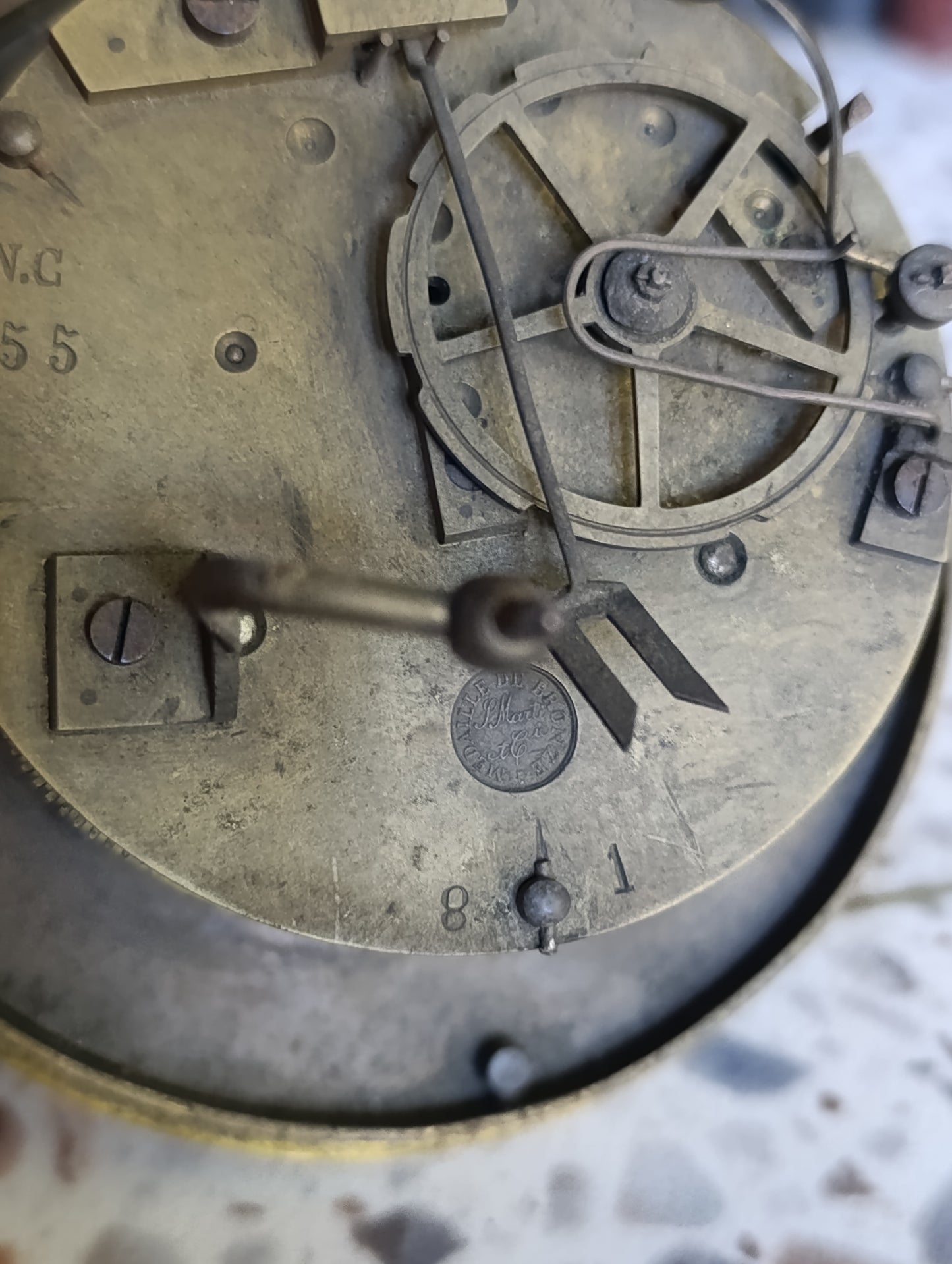 Lot de 2 mouvements d'horloge anciens avec cadrans émaillés et boîtiers en laiton