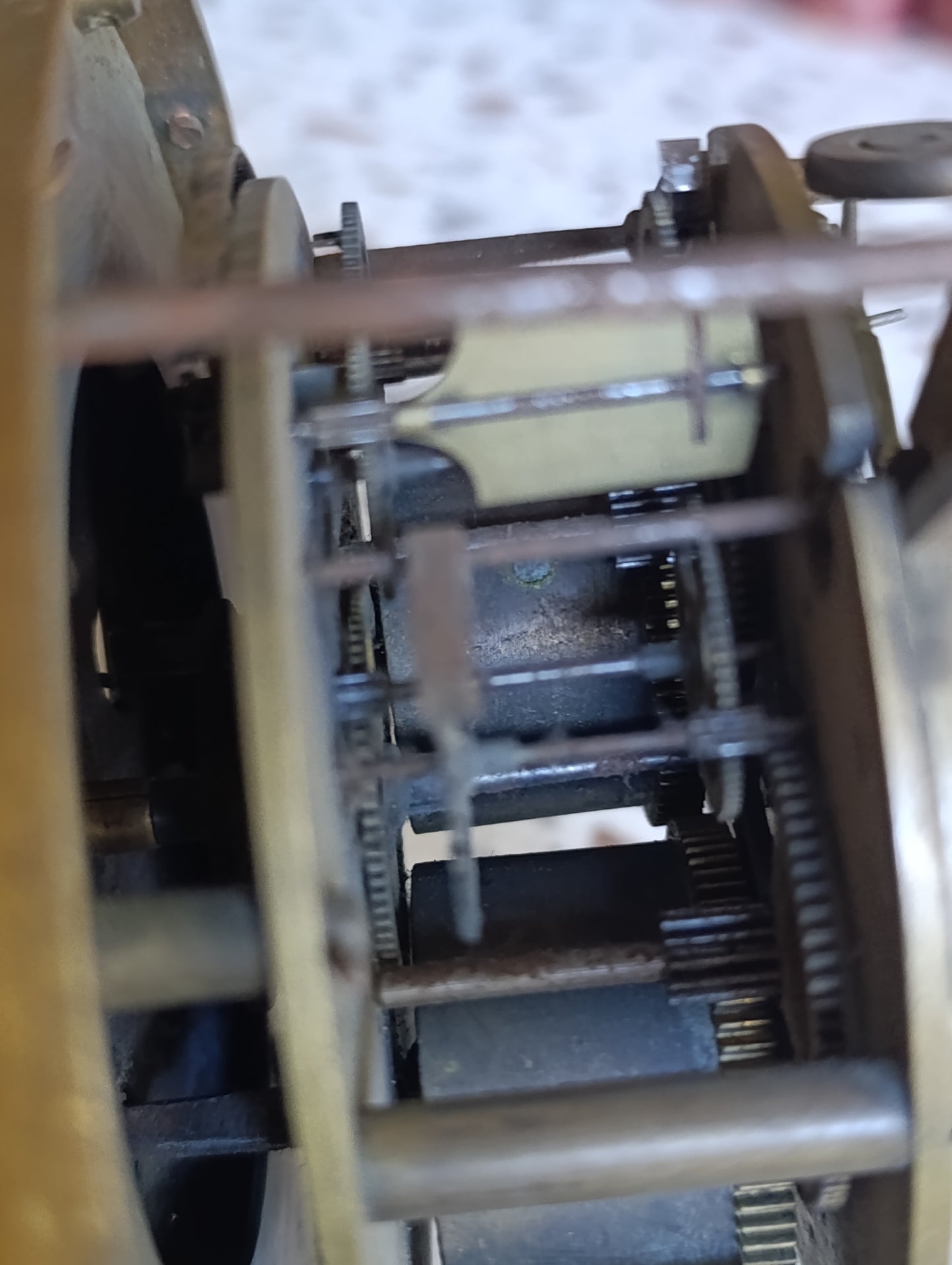 Lot de 2 mouvements d'horloge anciens avec cadrans émaillés et boîtiers en laiton