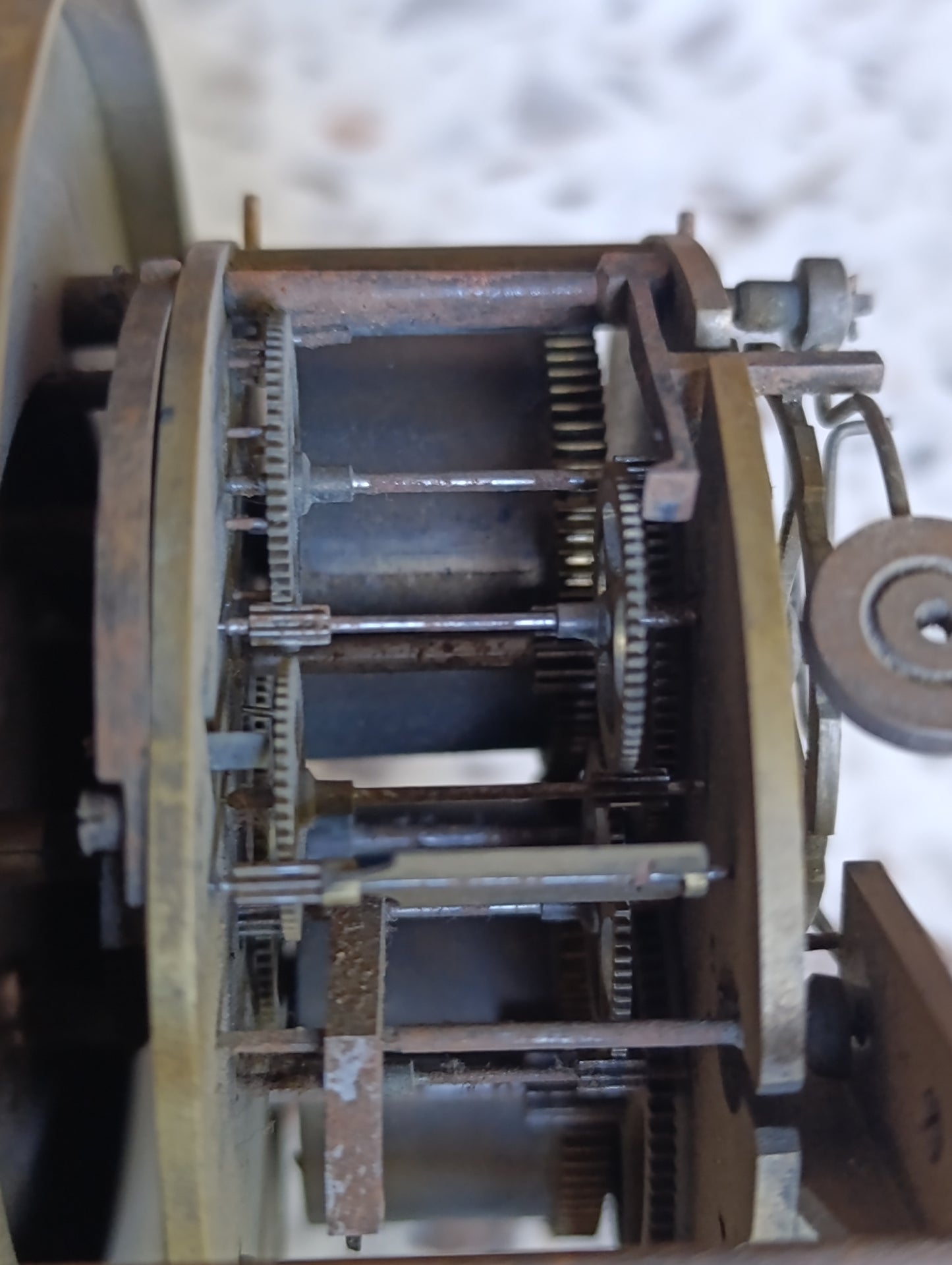 Lot de 2 mouvements d'horloge anciens avec cadrans émaillés et boîtiers en laiton