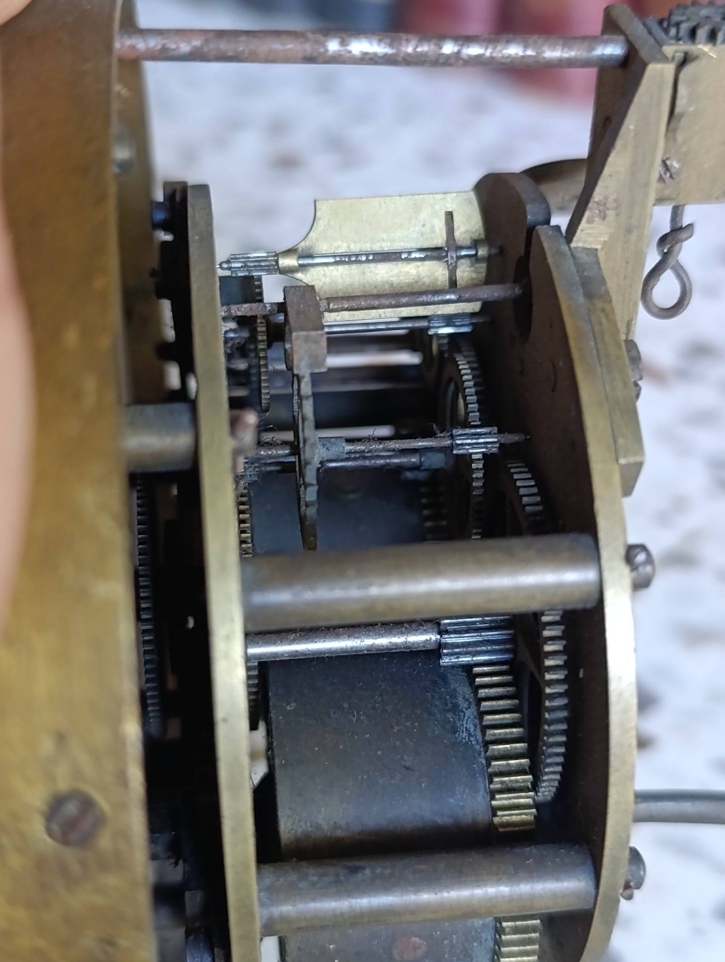 Lot de 2 mouvements d'horloge anciens avec cadrans émaillés et boîtiers en laiton