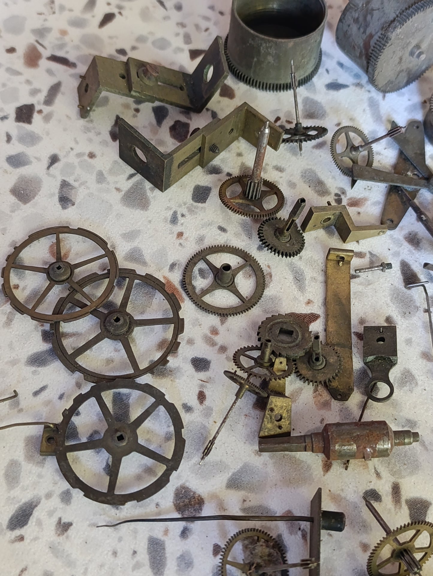 Lot de pièces d’horlogerie ancienne pour restauration – Rouages, barillets, aiguilles, clé, balancier