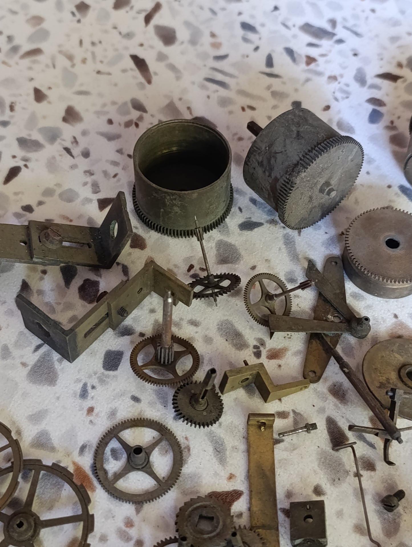 Lot de pièces d’horlogerie ancienne pour restauration – Rouages, barillets, aiguilles, clé, balancier