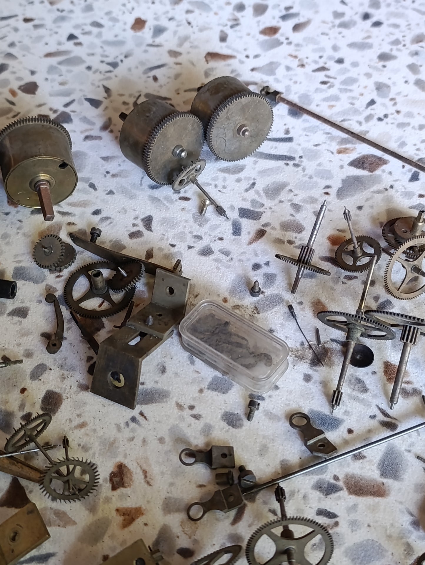 Lot de pièces d’horlogerie ancienne pour restauration – Rouages, barillets, aiguilles, clé, balancier